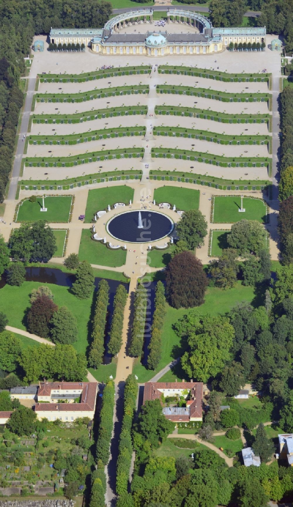 Luftaufnahme Potsdam - Schloss Sanssouci und Weinbergterrassen in Potsdam im Bundesland Brandenburg