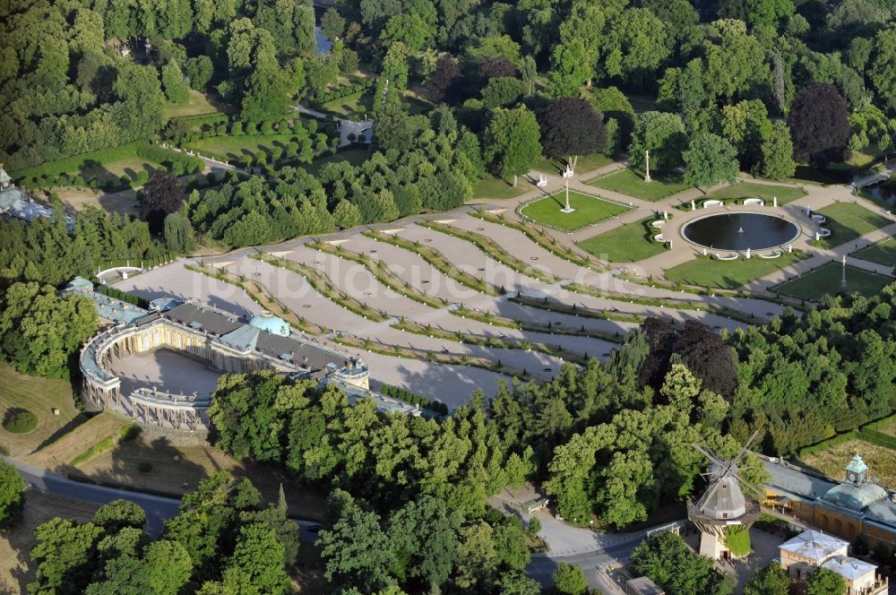 Potsdam von oben - Schloss Sanssouci und Weinbergterrassen in Potsdam im Bundesland Brandenburg