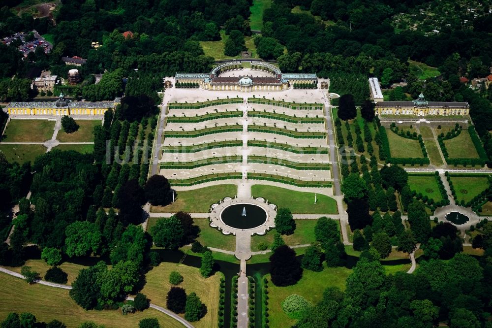 Luftaufnahme Potsdam - Schloss Sanssouci mit den Weinbergterrassen in Potsdam im Bundesland Brandenburg