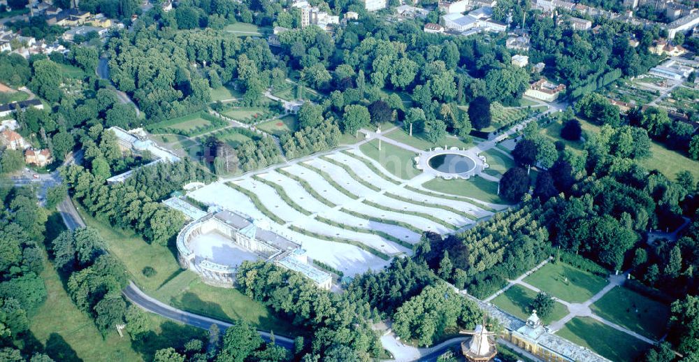 Potsdam aus der Vogelperspektive: Schloß Sanssouci mit den Weinbergterrassen und weitläufigen Parkanlagen