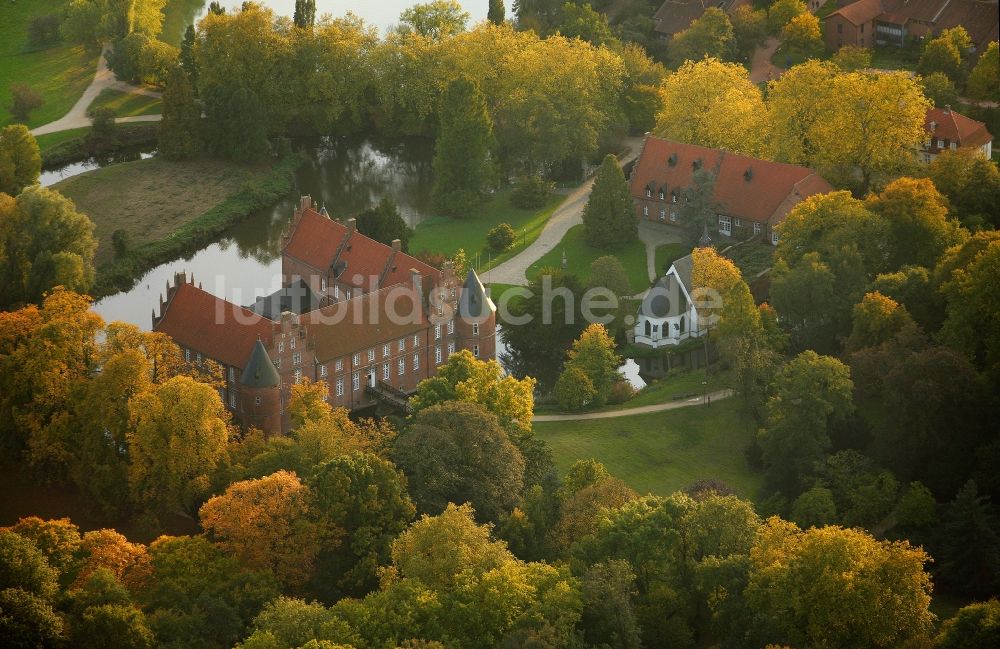 Herten von oben - Schloß im Schlosspark Herten im Bundesland Nordrhein-Westfalen