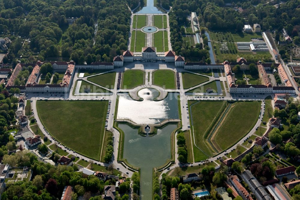 München aus der Vogelperspektive: Schloss und Schlosspark Nymphenburg im Stadtteil Neuhausen-Nymphenburg in München im Bundesland Bayern, Deutschland