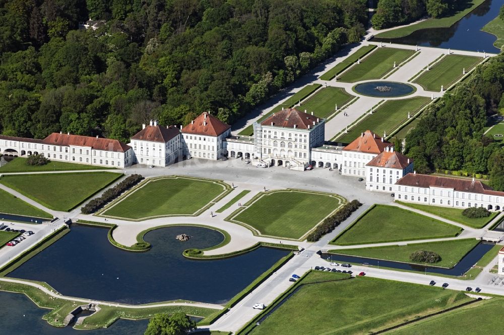 Luftaufnahme München - Schloss und Schlosspark Nymphenburg im Stadtteil Neuhausen-Nymphenburg in München im Bundesland Bayern, Deutschland