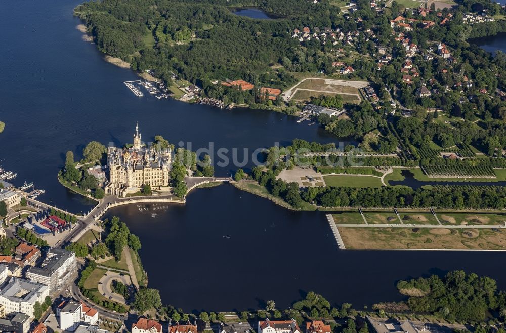 Luftbild Schwerin - Schloss mit Schlosspark in Schwerin im Bundesland Mecklenburg-Vorpommern