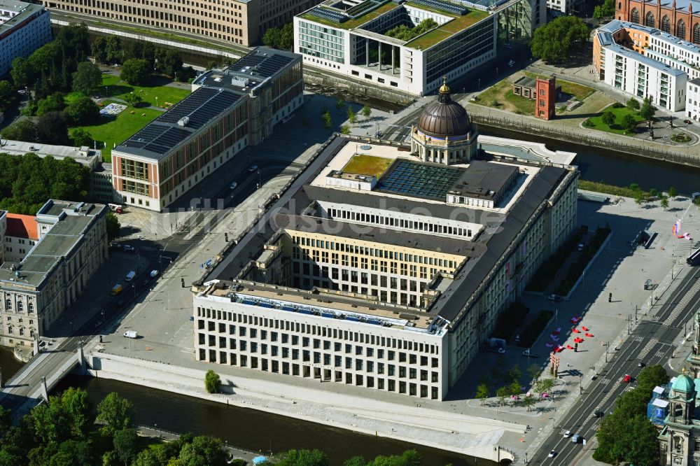 Luftbild Berlin - Schloß am Schloßplatz - Schlüterhof in Mitte in Berlin