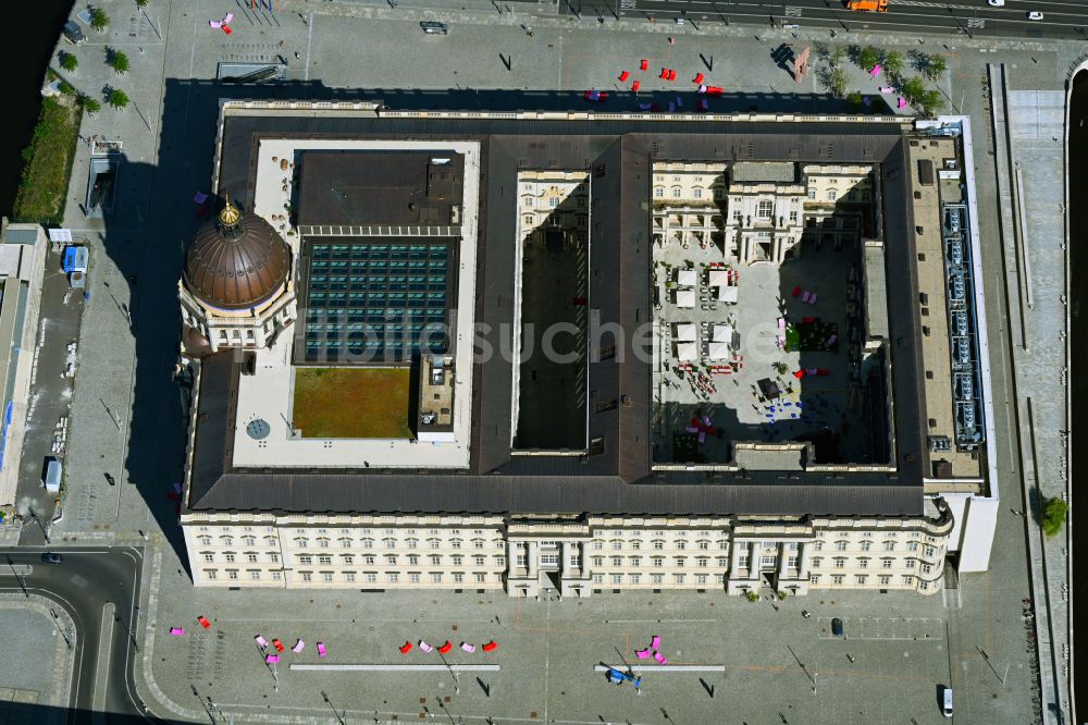 Berlin von oben - Schloß am Schloßplatz - Schlüterhof in Mitte in Berlin