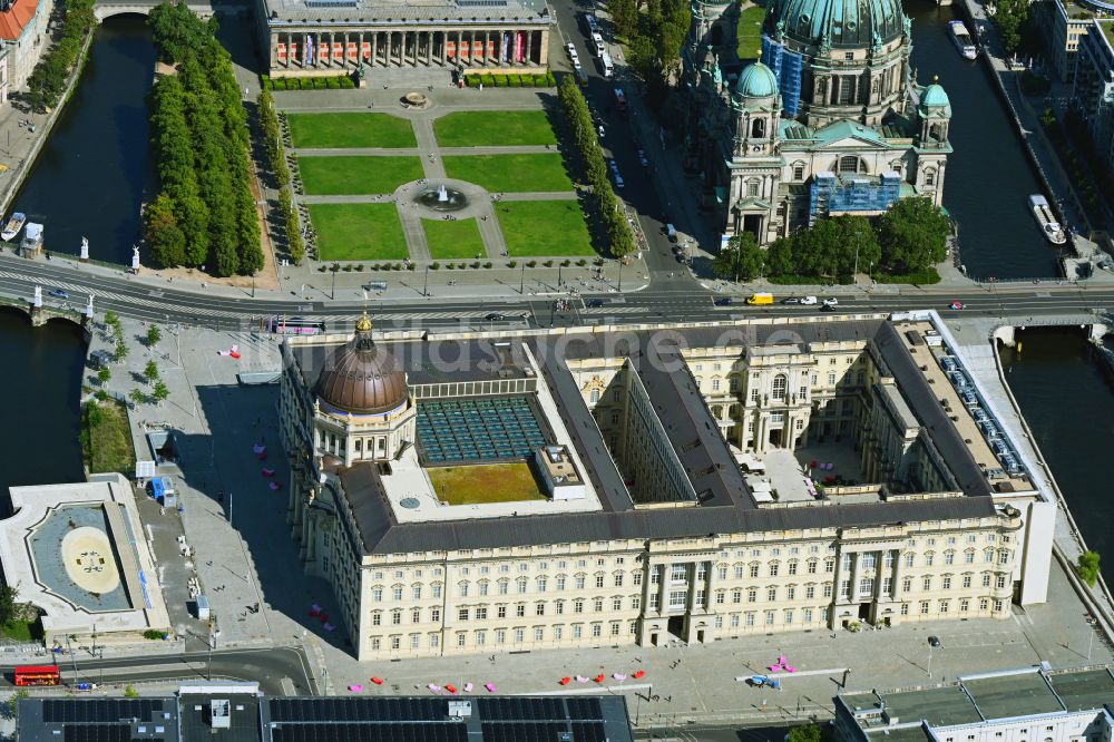 Berlin von oben - Schloß am Schloßplatz - Schlüterhof in Mitte in Berlin