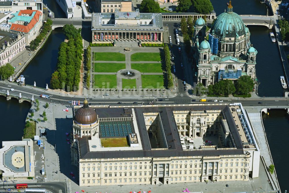 Berlin aus der Vogelperspektive: Schloß am Schloßplatz - Schlüterhof in Mitte in Berlin