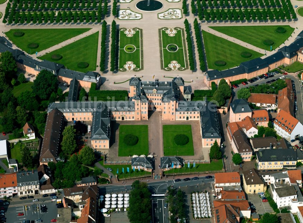 Schwetzingen aus der Vogelperspektive: Schloss Schwetzingen und den französische Barockgarten in Schwetzingen im Bundesland Baden-Württemberg