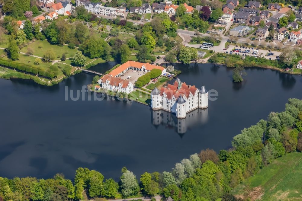 Glücksburg von oben - Schloss- See mit Wasserschloss in Glücksburg in Schleswig-Holstein, Deutschland