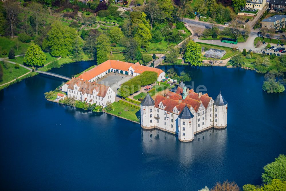 Glücksburg aus der Vogelperspektive: Schloss- See mit Wasserschloss in Glücksburg in Schleswig-Holstein, Deutschland