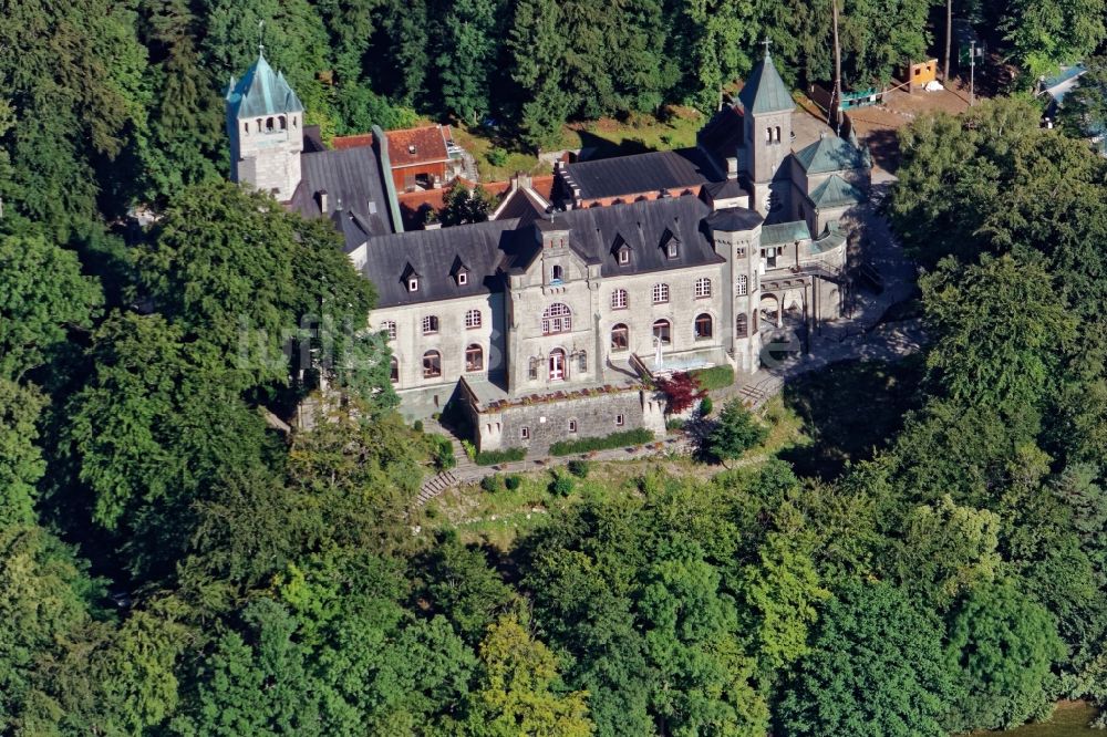 Münsing aus der Vogelperspektive: Schloss Seeburg am Starnberger See nahe Münsing im Bundesland Bayern