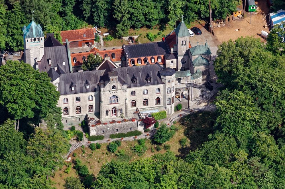 Luftaufnahme Berg - Schloss Seeburg am Starnberger See nahe Münsing im Bundesland Bayern