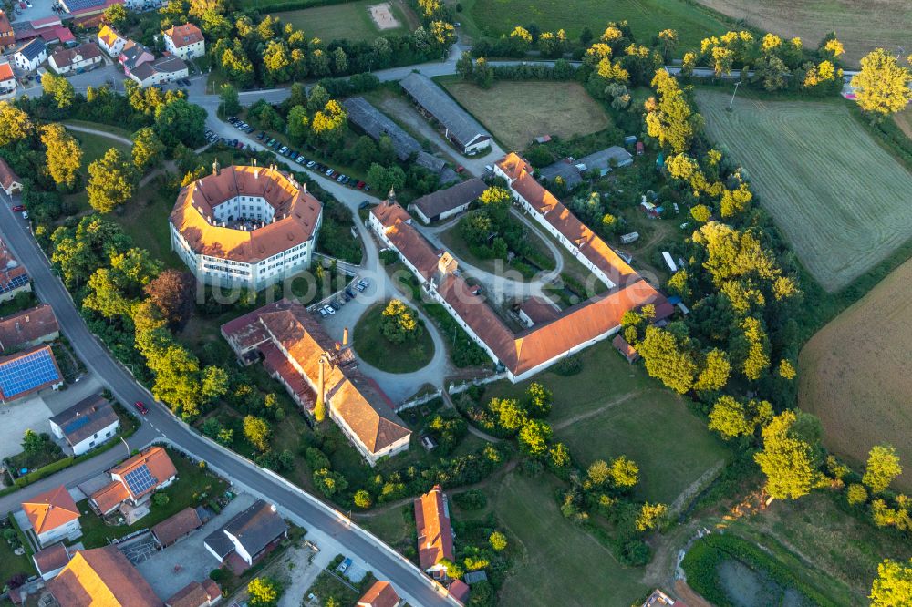 Sünching aus der Vogelperspektive: Schloß Sünching in Sünching im Bundesland Bayern, Deutschland