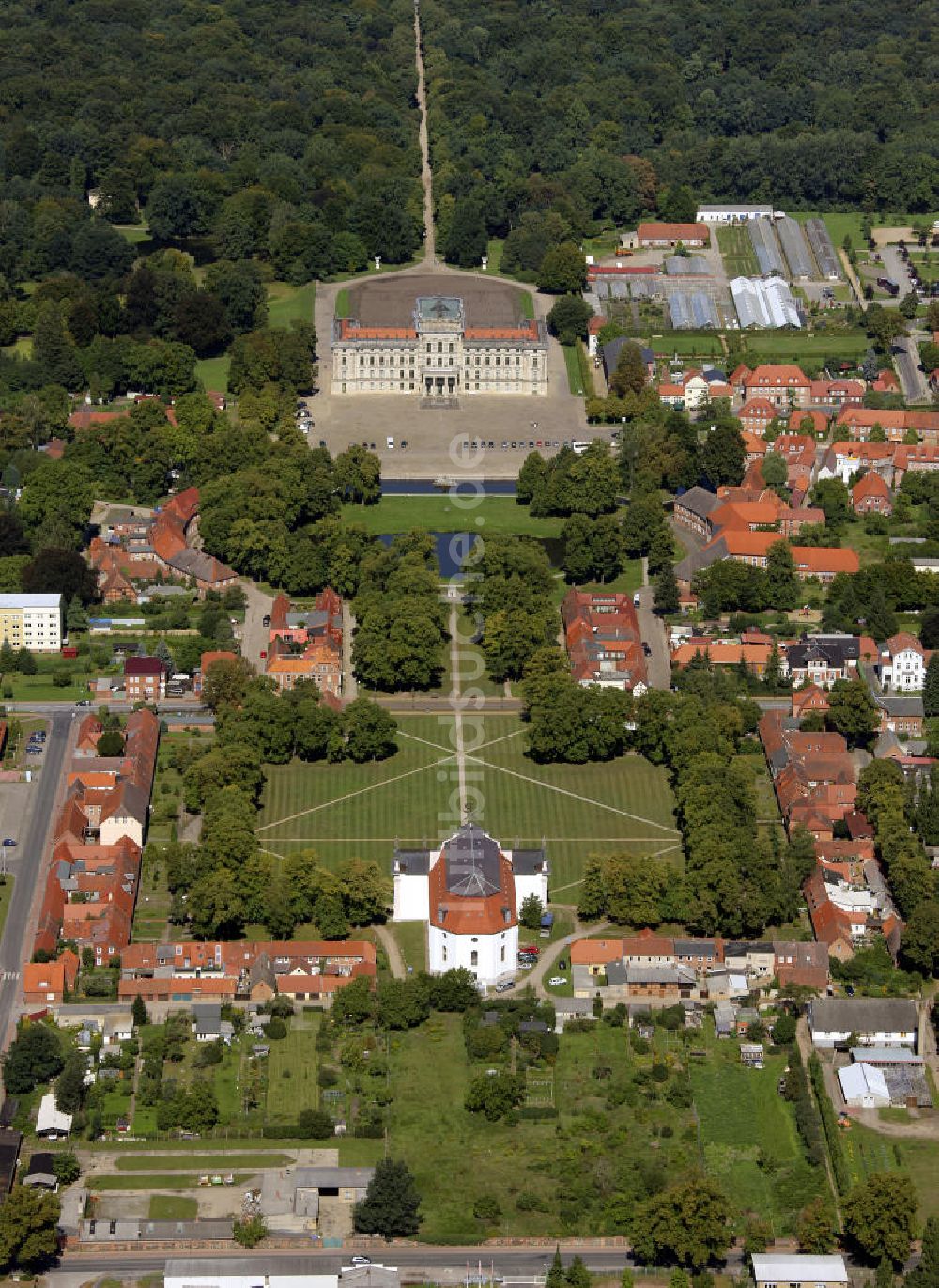 Luftaufnahme Ludwigslust - Schloss und Stadtkirche Ludwigslust