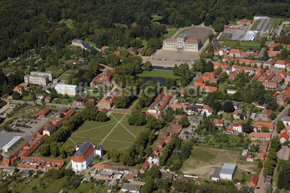 Ludwigslust von oben - Schloss und Stadtkirche Ludwigslust