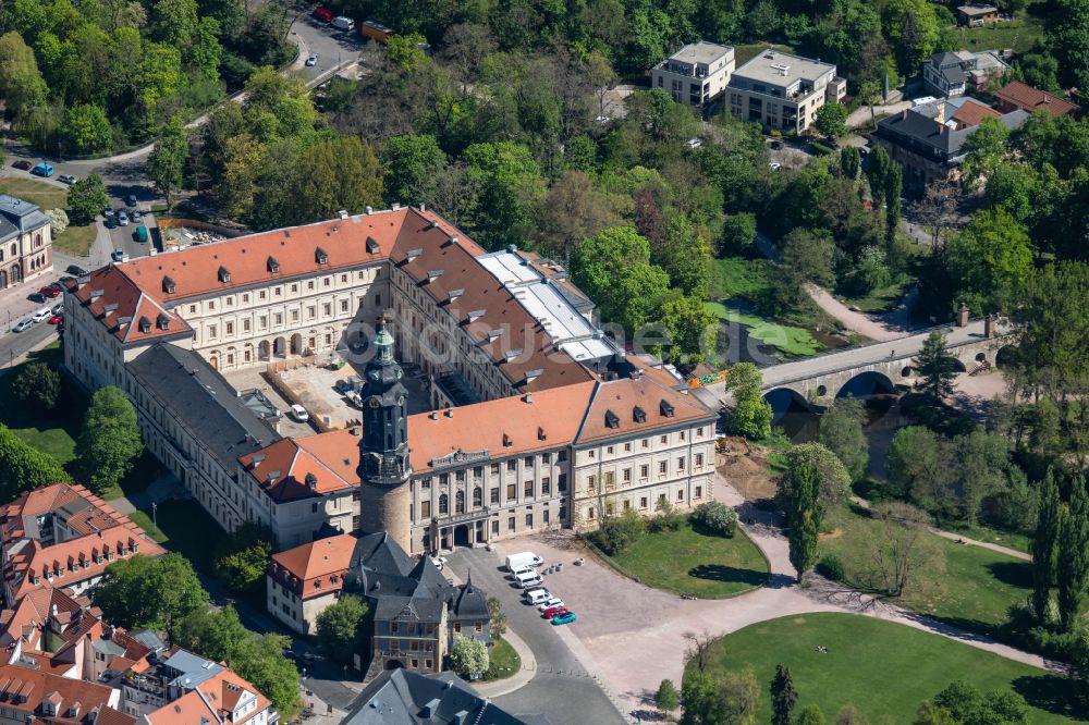 Weimar aus der Vogelperspektive: Schloss Stadtschloss Weimar am Burgplatz in Weimar im Bundesland Thüringen, Deutschland