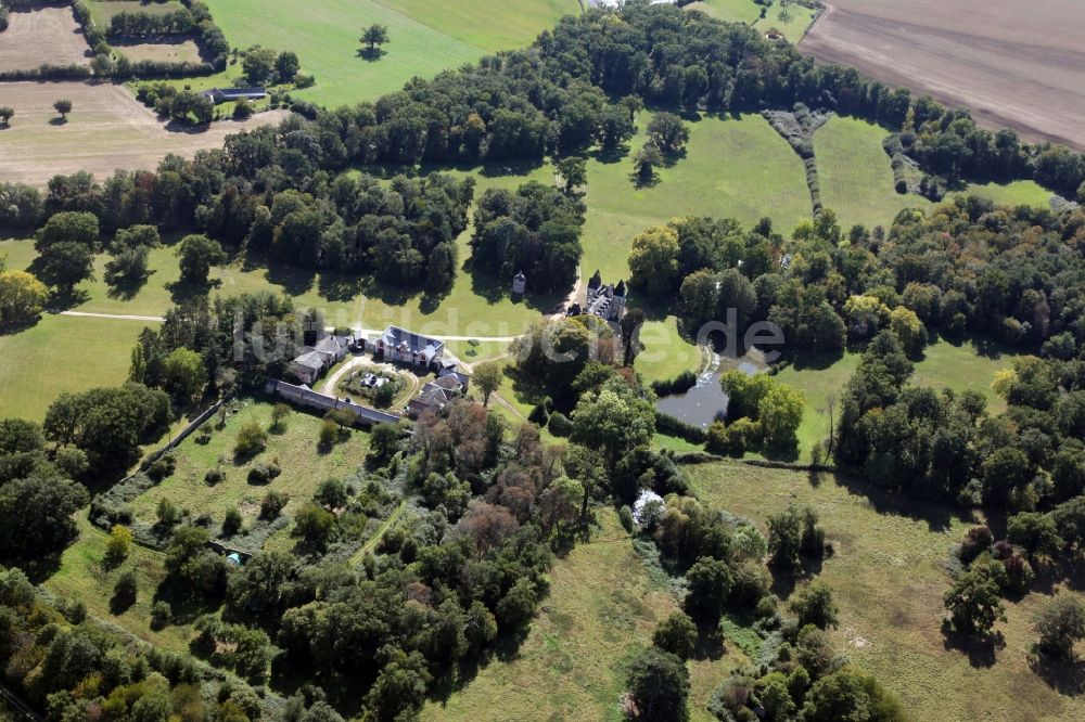 Montreuil Juigne von oben - Schloss La Thibaudiere in Montreuil Juigne in Pays de la Loire, Frankreich