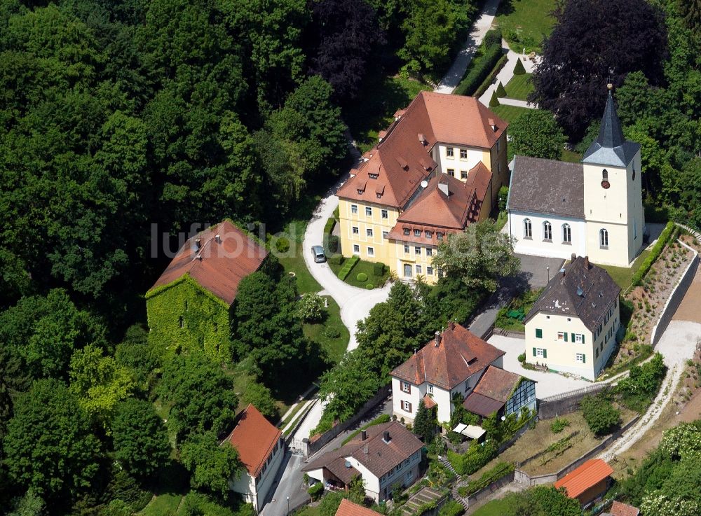 Unterleinleiter aus der Vogelperspektive: Schloss Unterleinleiter und die evangelische Kirche in Unterleinleiter im Bundesland Bayern