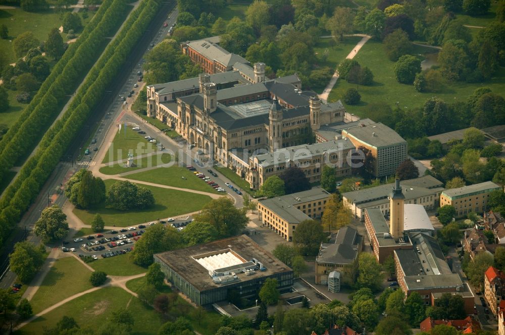 Luftbild Hannover - Schloß Welfenschloss und heutiger Sitz der Gottfried Wilhelm Leibniz Universität in Hannover im Bundesland Niedersachsen