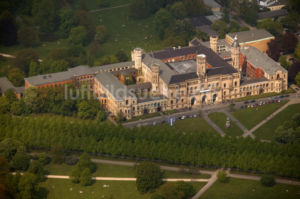 Hannover aus der Vogelperspektive: Schloß Welfenschloss und heutiger Sitz der Gottfried Wilhelm Leibniz Universität in Hannover im Bundesland Niedersachsen