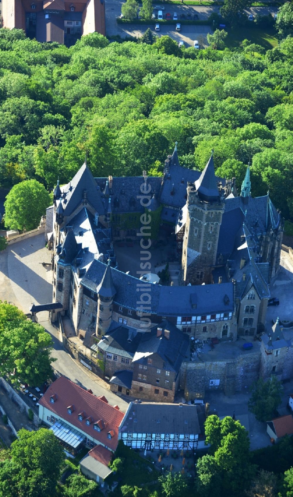 Wernigerode von oben - Schloss Wernigerode in der gleichnamigen Stadt im Bundesland Sachsen-Anhalt