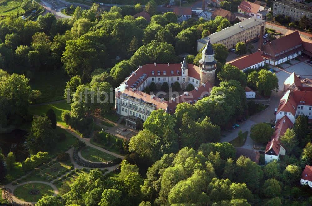 Wiesenburg von oben - Schloss Wiesenburg im Hohen Fläming im Bundesland Brandenburg