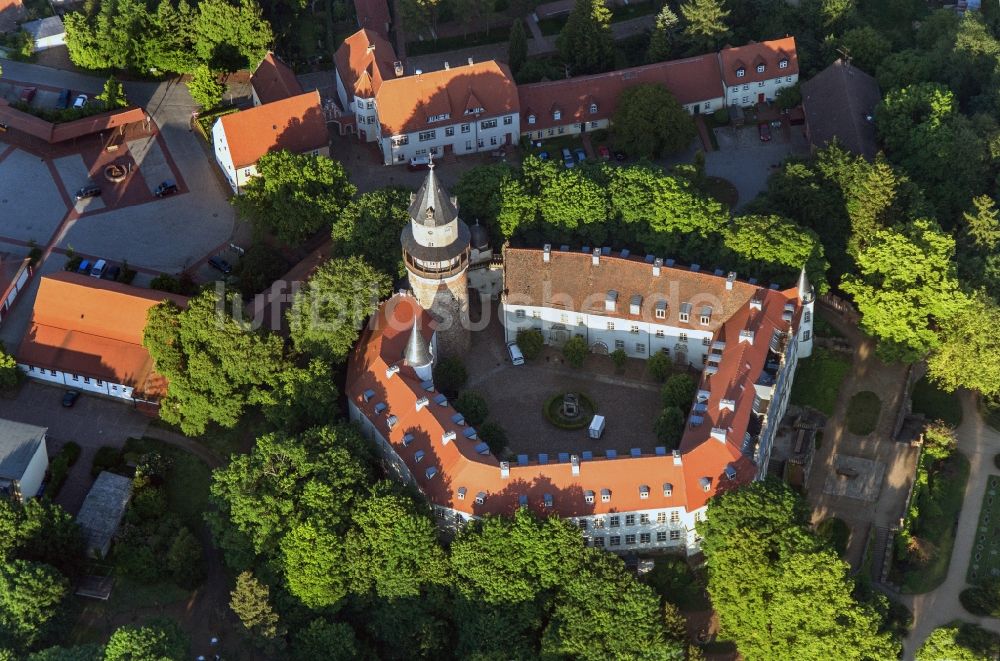 Wiesenburg von oben - Schloss Wiesenburg im Hohen Fläming im Bundesland Brandenburg