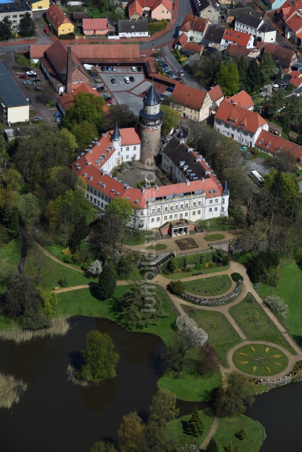 Wiesenburg/Mark von oben - Schloss Wiesenburg im Hohen Fläming im Bundesland Brandenburg