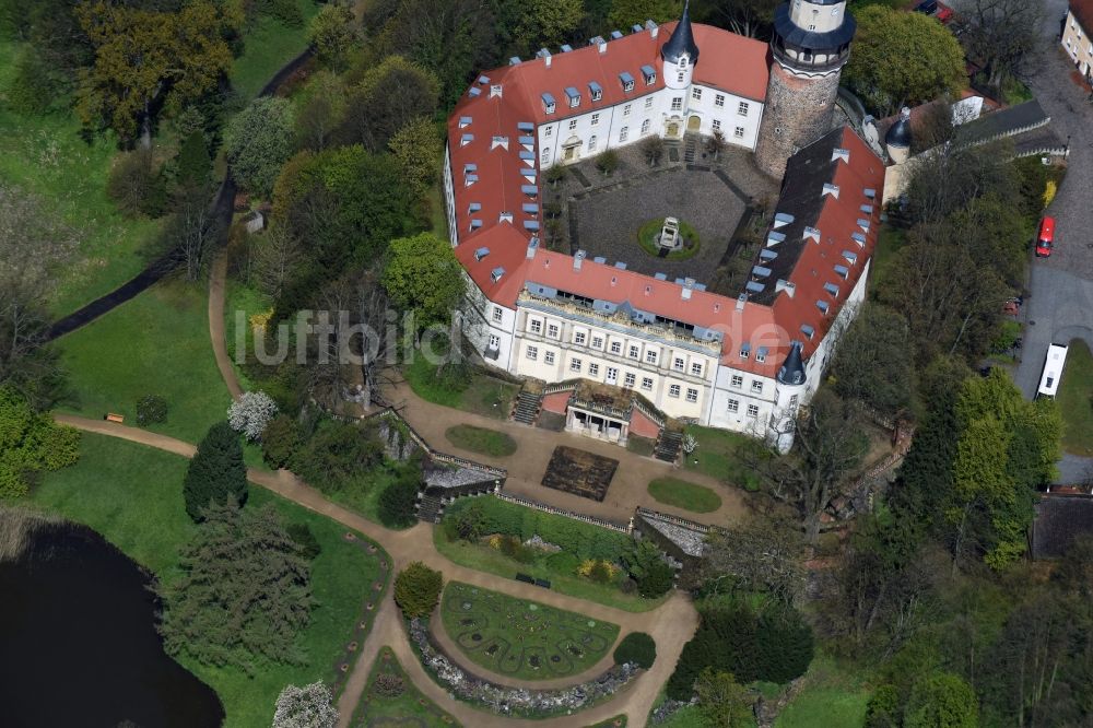 Wiesenburg/Mark von oben - Schloss Wiesenburg im Hohen Fläming im Bundesland Brandenburg