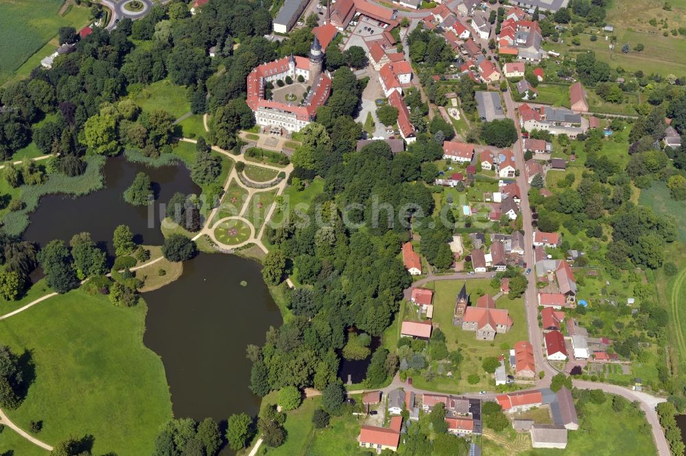 Wiesenburg/Mark von oben - Schloss Wiesenburg im Hohen Fläming im Bundesland Brandenburg