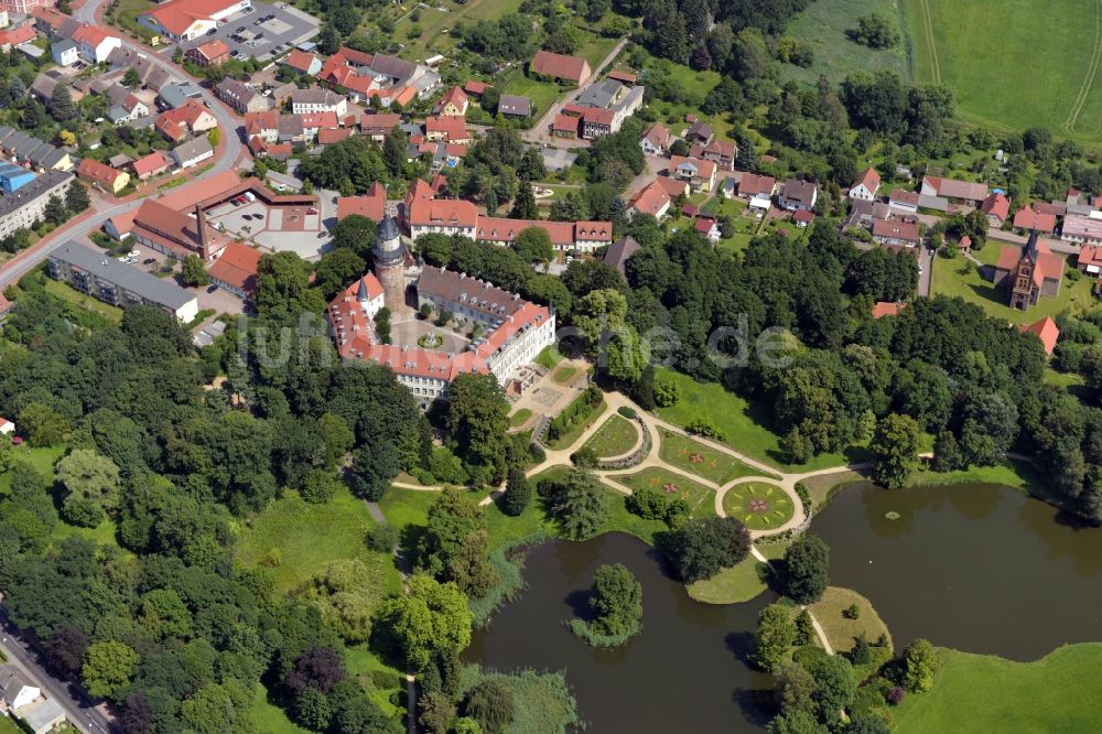 Wiesenburg/Mark von oben - Schloss Wiesenburg im Hohen Fläming im Bundesland Brandenburg