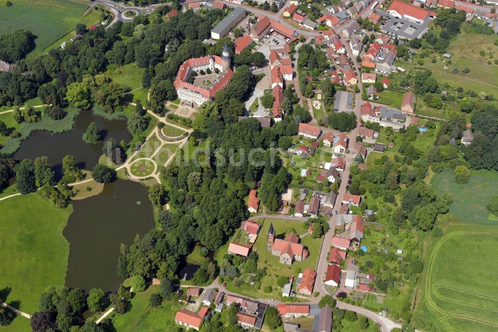 Wiesenburg/Mark von oben - Schloss Wiesenburg im Hohen Fläming im Bundesland Brandenburg