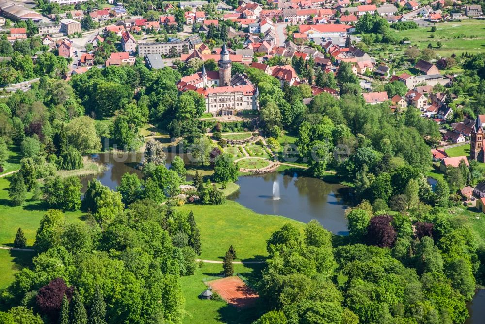 Luftaufnahme Wiesenburg/Mark - Schloss Wiesenburg im Hohen Fläming im Bundesland Brandenburg