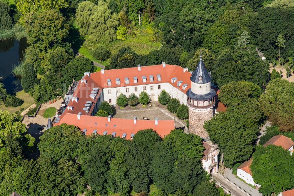 Wiesenburg/Mark von oben - Schloss Wiesenburg im Hohen Fläming im Bundesland Brandenburg