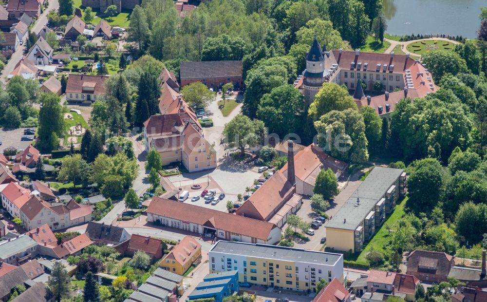 Wiesenburg/Mark von oben - Schloss Wiesenburg im Hohen Fläming im Bundesland Brandenburg