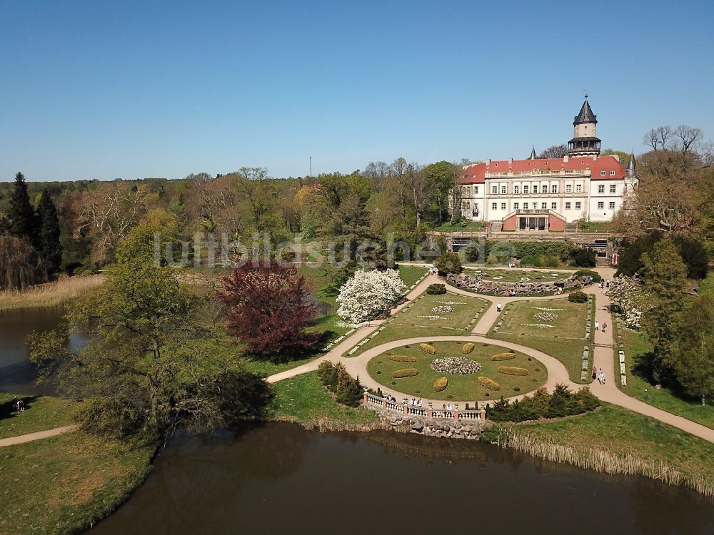 Wiesenburg/Mark von oben - Schloss Wiesenburg im Hohen Fläming im Bundesland Brandenburg