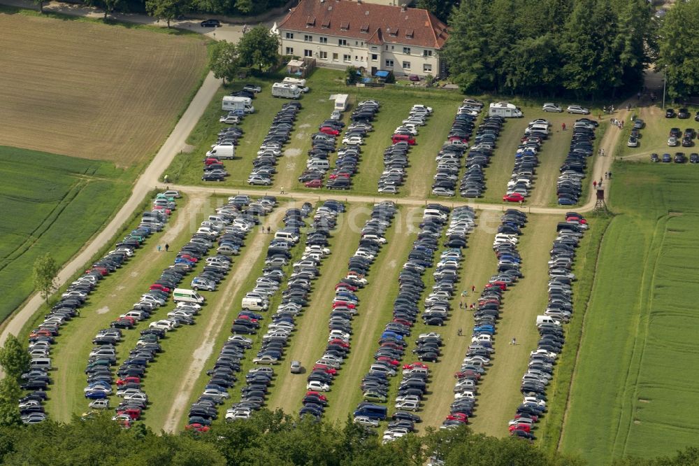 Luftaufnahme Balve - Schloss Wocklum, ein Wasserschloss in Balve im Sauerland im Bundesland Nordrhein-Westfalen NRW