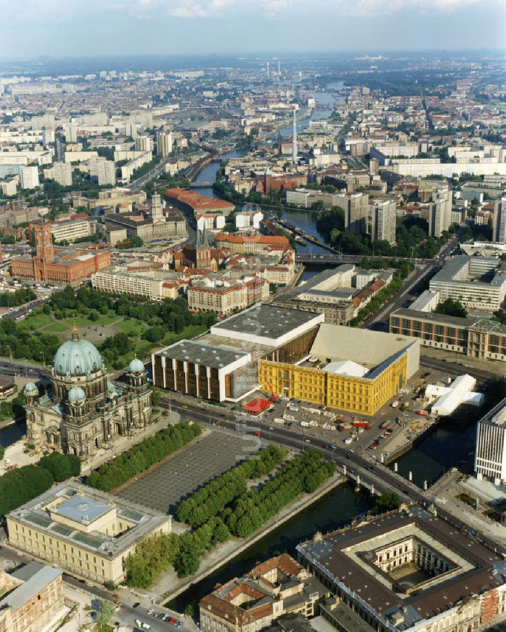 Berlin aus der Vogelperspektive: Schlossattrappe vom Berliner Schloss am Schlossplatz in Berlin-Mitte