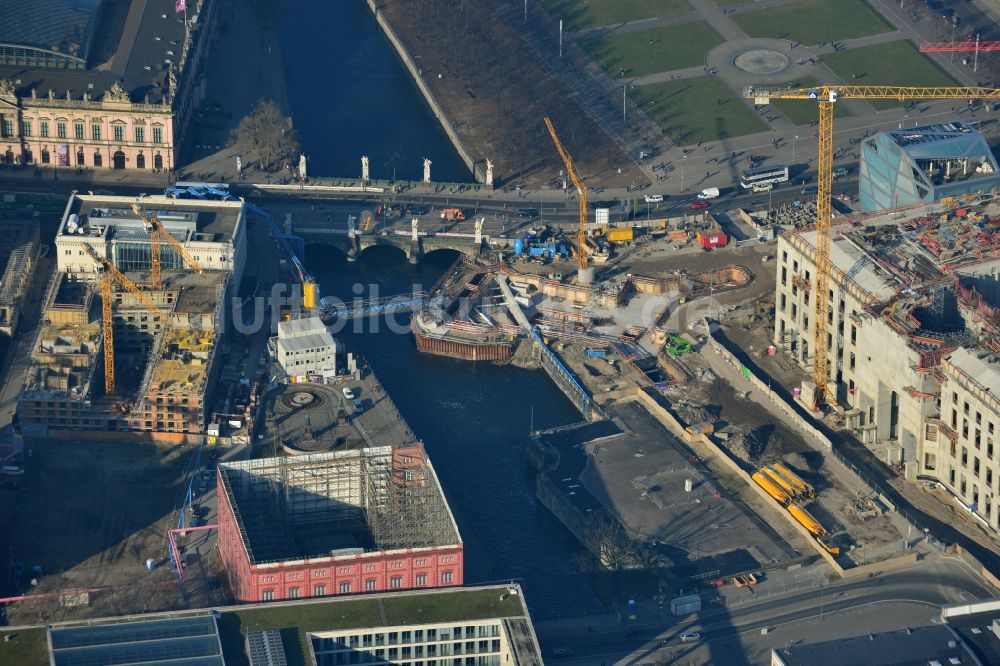 Luftbild Berlin - Schlossbrücke am deutschen Historischen Museum in Berlin-Mitte