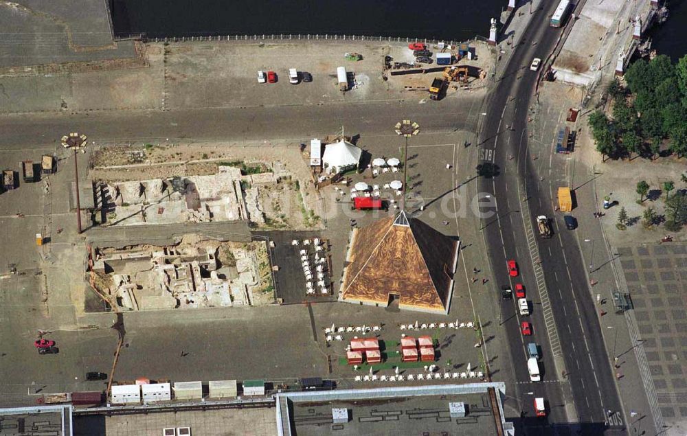 Berlin aus der Vogelperspektive: Schloßfreilegungen und Besucherpyramide auf dem Schloßplatz in Berlin-Mitte.