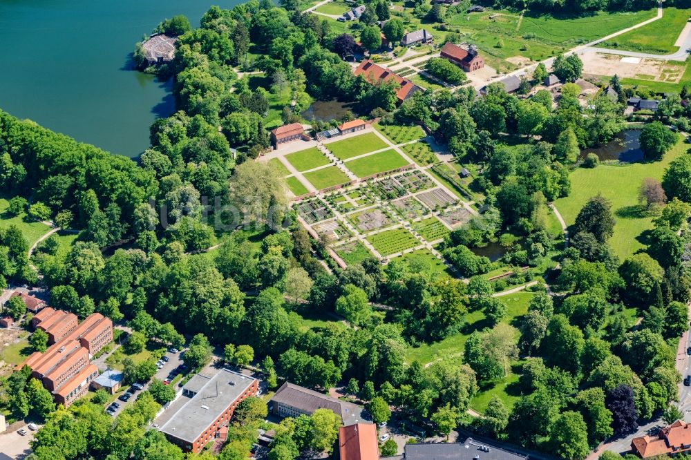 Eutin aus der Vogelperspektive: Schlossgarten Park des Schloss Eutin in Eutin im Bundesland Schleswig-Holstein