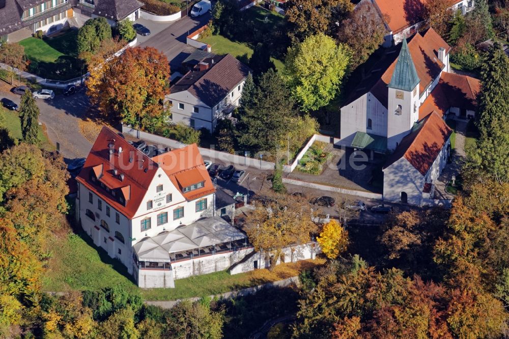 Luftbild Grünwald - Schlosshotel Grünwald über dem Isartal im Bundesland Bayern