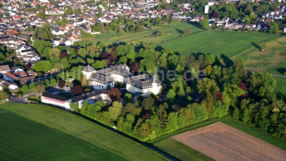 Bornheim von oben - Schlosshotel Walberberg in Bornheim im Bundesland Nordrhein-Westfalen, Deutschland