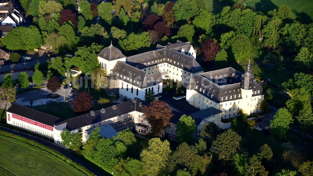 Bornheim aus der Vogelperspektive: Schlosshotel Walberberg in Bornheim im Bundesland Nordrhein-Westfalen, Deutschland