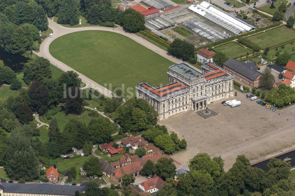 Luftaufnahme Ludwigslust - Schloßpark und Barockschloß Schloß Ludwigslust im Bundesland Mecklenburg-Vorpommern