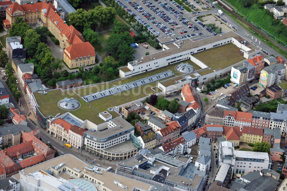 Schwerin von oben - Schlosspark-Center der ECE Gruppe in der Innenstadt am Marienplatz in Schwerin im Bundesland Mecklenburg-Vorpommern