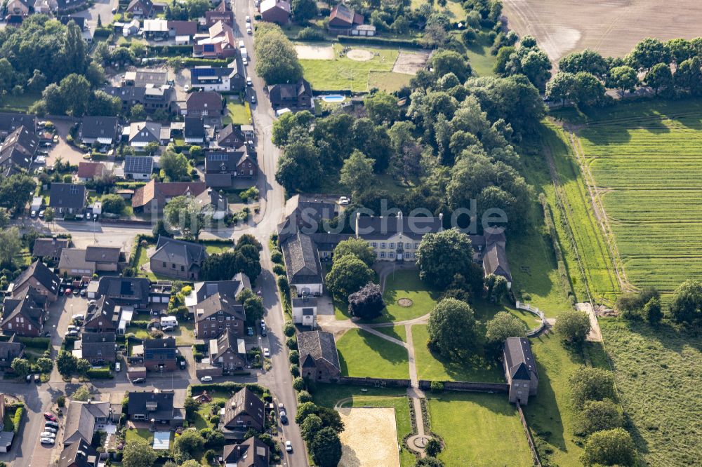 Luftaufnahme Rheinberg - Schloßpark im Ortsteil Ossenberg in Rheinberg im Bundesland Nordrhein-Westfalen, Deutschland