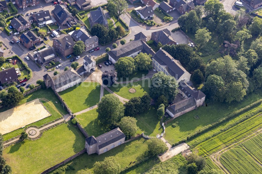 Rheinberg von oben - Schloßpark im Ortsteil Ossenberg in Rheinberg im Bundesland Nordrhein-Westfalen, Deutschland