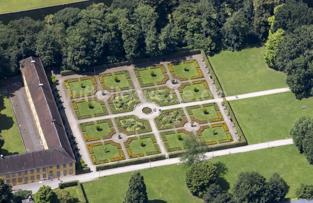 Düsseldorf von oben - Schloßpark mit Schloß Benrath am Schlossweiher in Düsseldorf im Bundesland Nordrhein-Westfalen